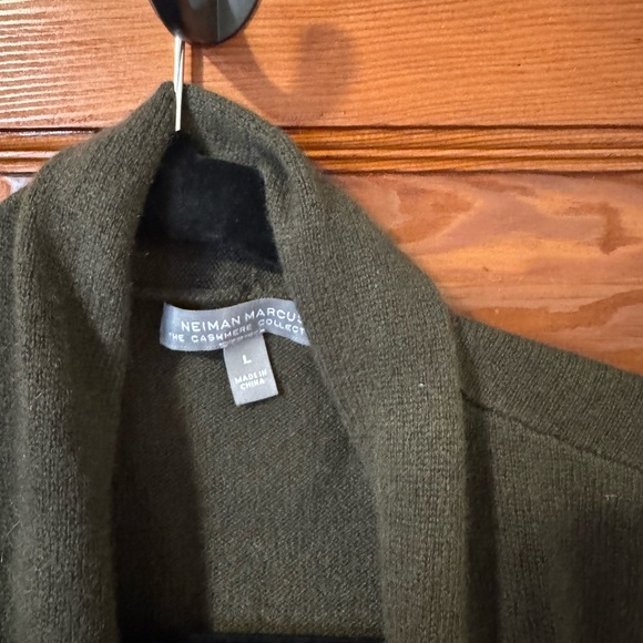 Neiman Marcus Dark Green Cashmere Cardigan - Picture 3 of 4